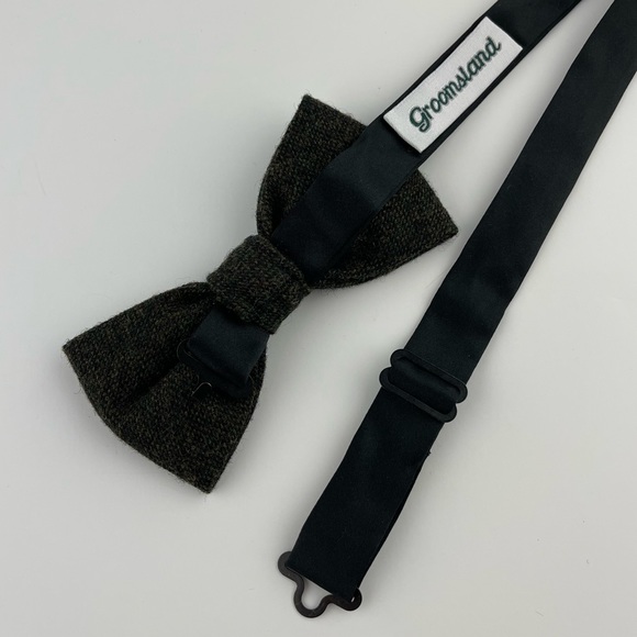 Men’s Dark Green Tweed Bow Tie & White Floral Pocket Square Set - Picture 3 of 6